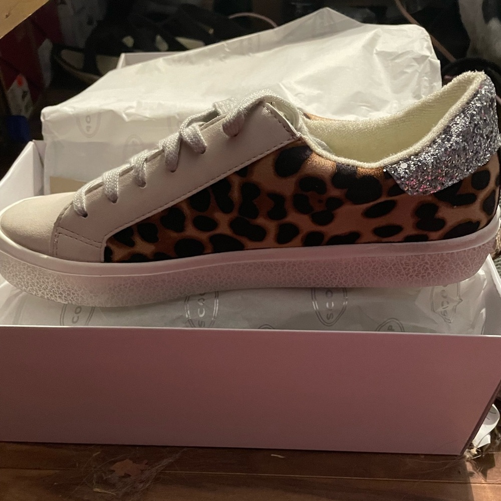 Brand is scoop!! Size 8 1/2, from Walmart